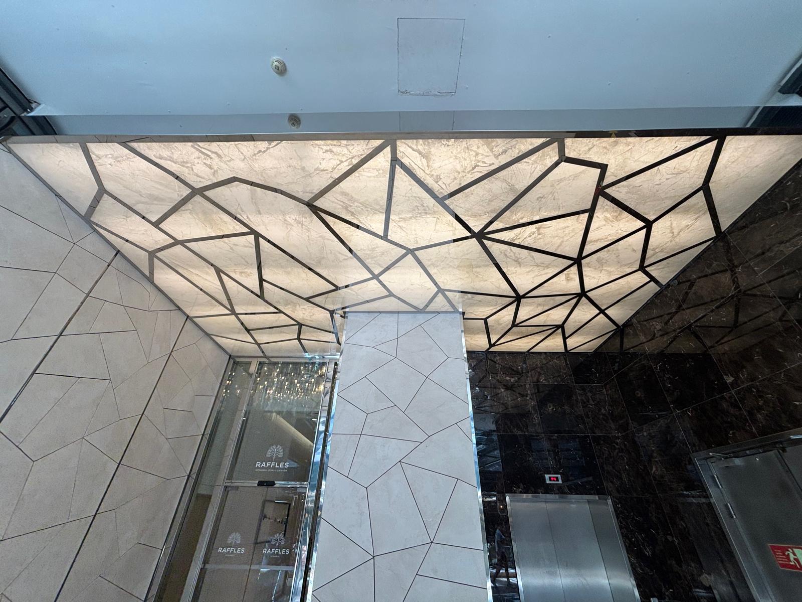RAFFLES OTEL GİRİŞ Geometrik Dekoratif Tavan ve Duvar Sistemleri