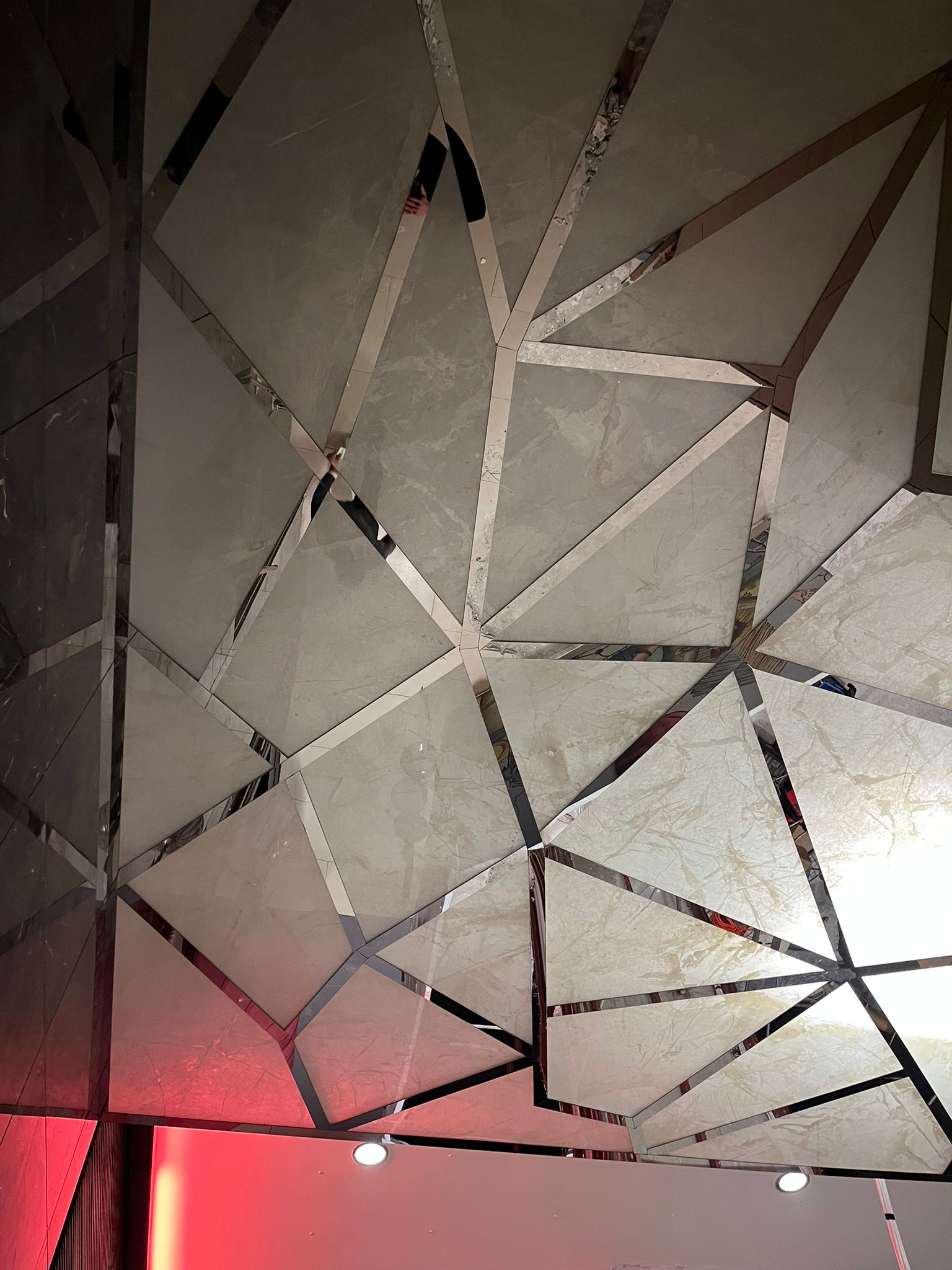 RAFFLES OTEL GİRİŞ Geometrik Dekoratif Tavan ve Duvar Sistemleri