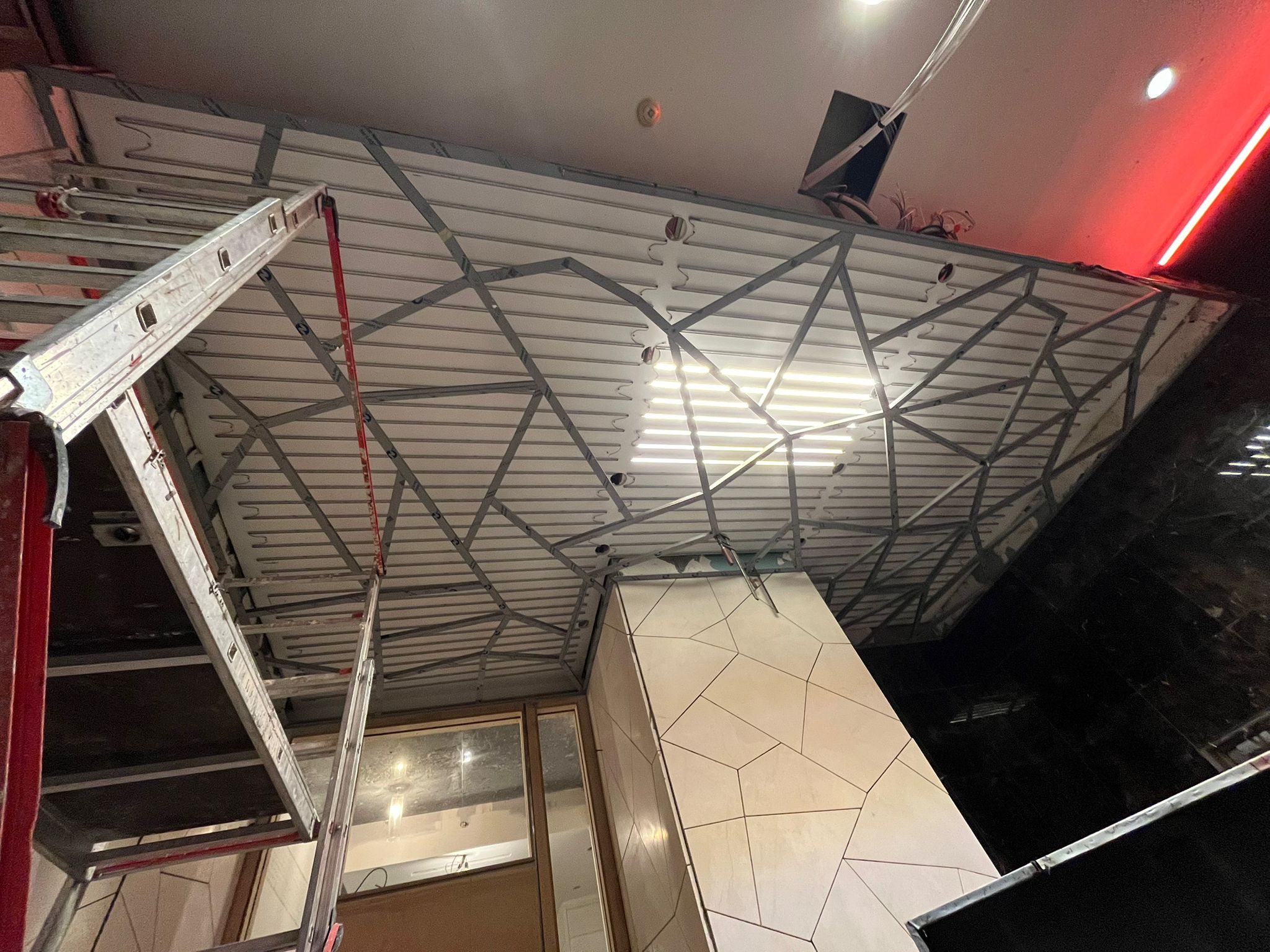 RAFFLES OTEL GİRİŞ Geometrik Dekoratif Tavan ve Duvar Sistemleri