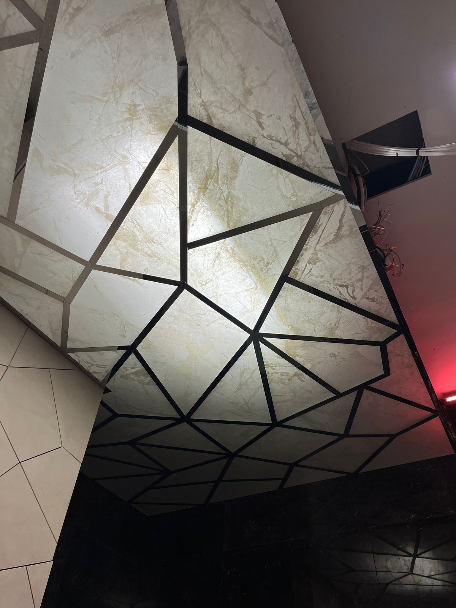 RAFFLES OTEL GİRİŞ Geometrik Dekoratif Tavan ve Duvar Sistemleri