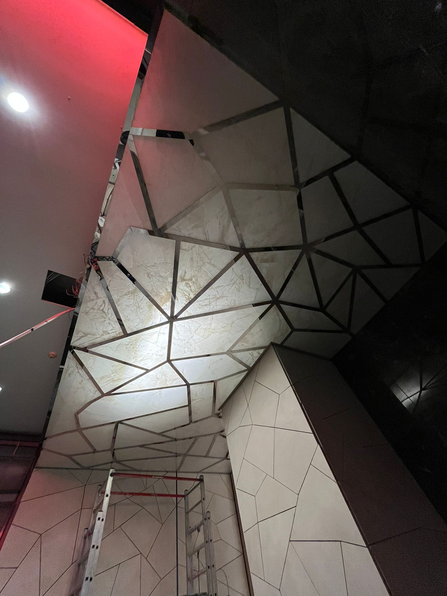 RAFFLES OTEL GİRİŞ Geometrik Dekoratif Tavan ve Duvar Sistemleri