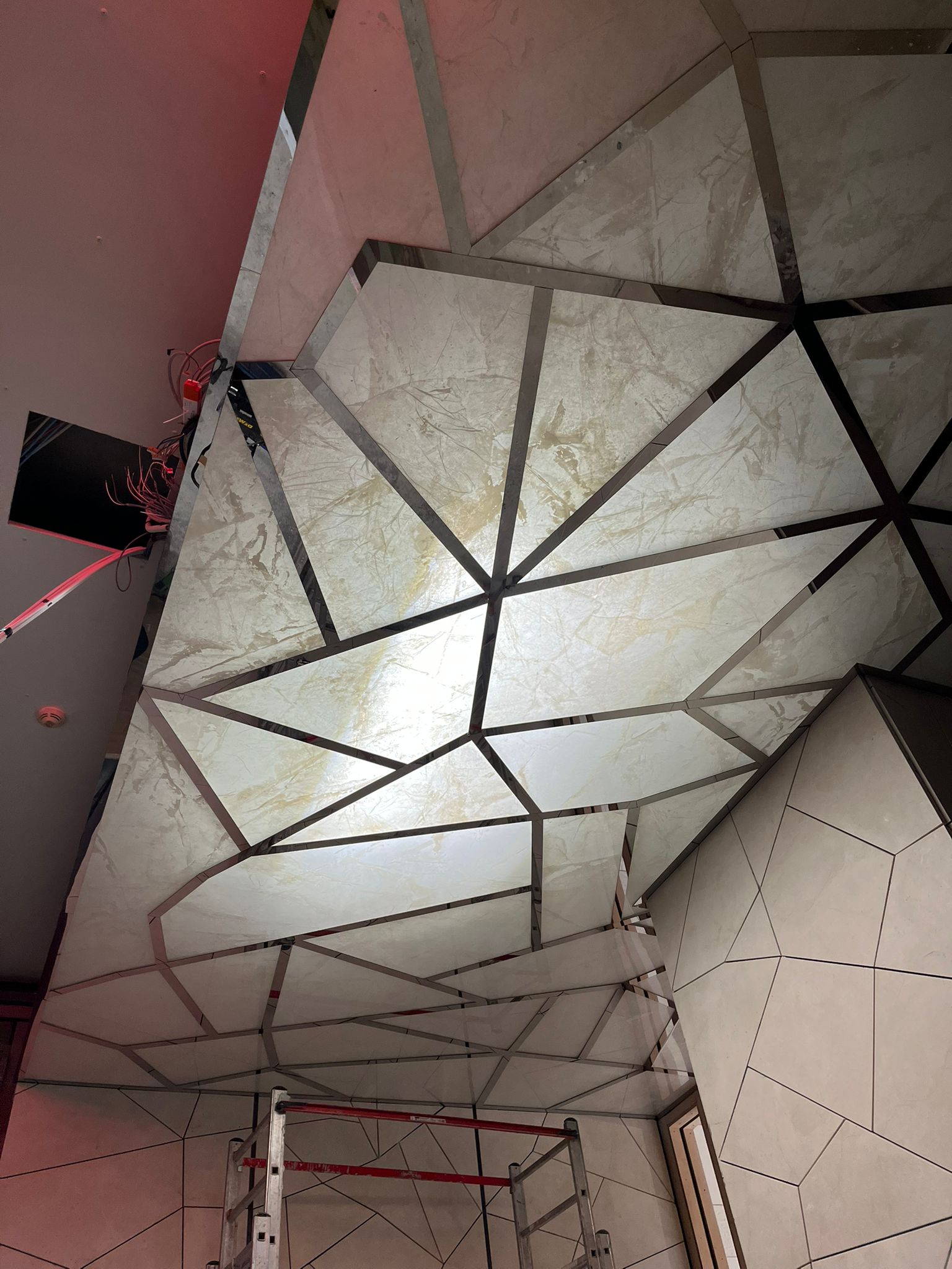 RAFFLES OTEL GİRİŞ Geometrik Dekoratif Tavan ve Duvar Sistemleri