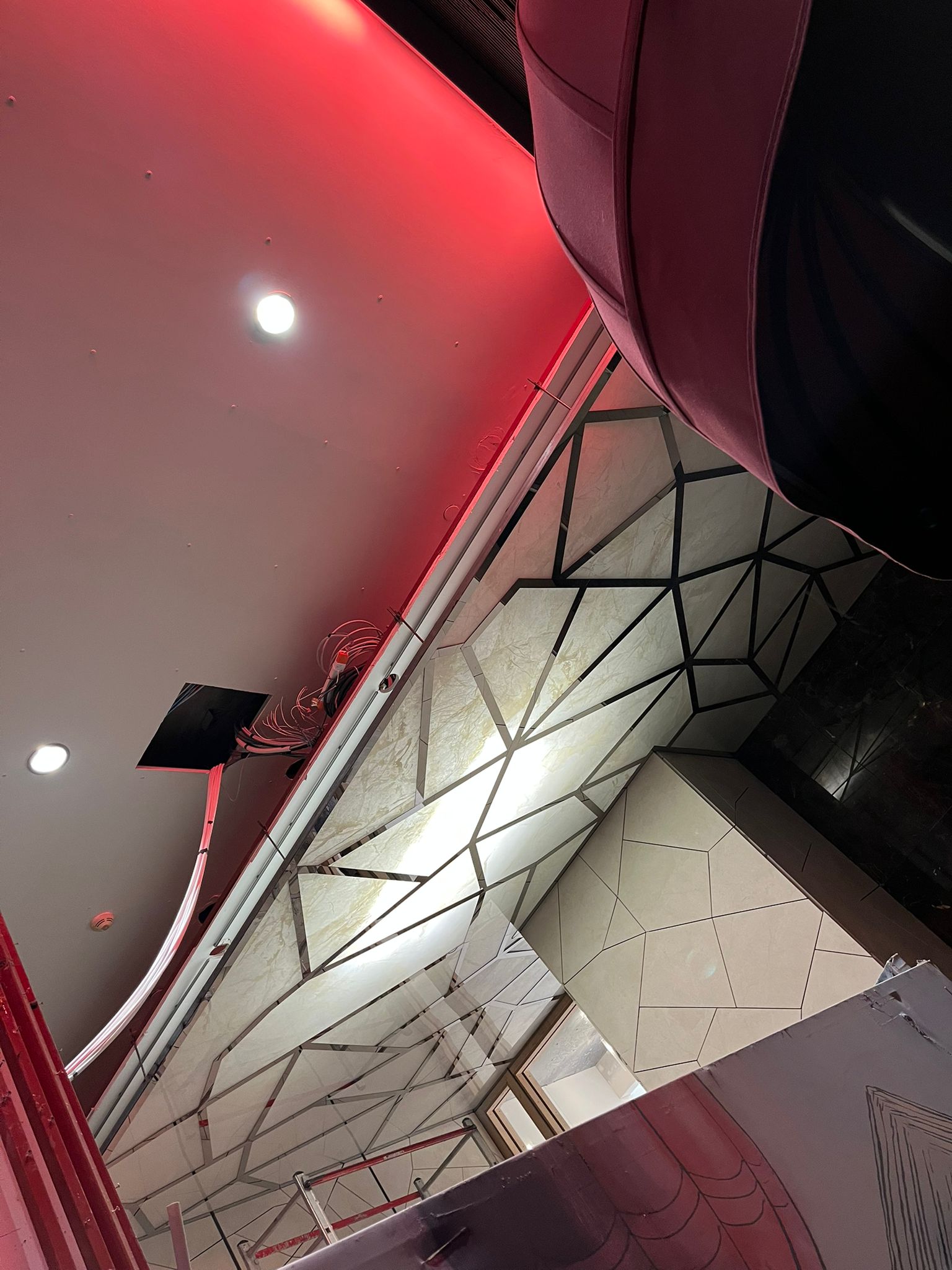 RAFFLES OTEL GİRİŞ Geometrik Dekoratif Tavan ve Duvar Sistemleri