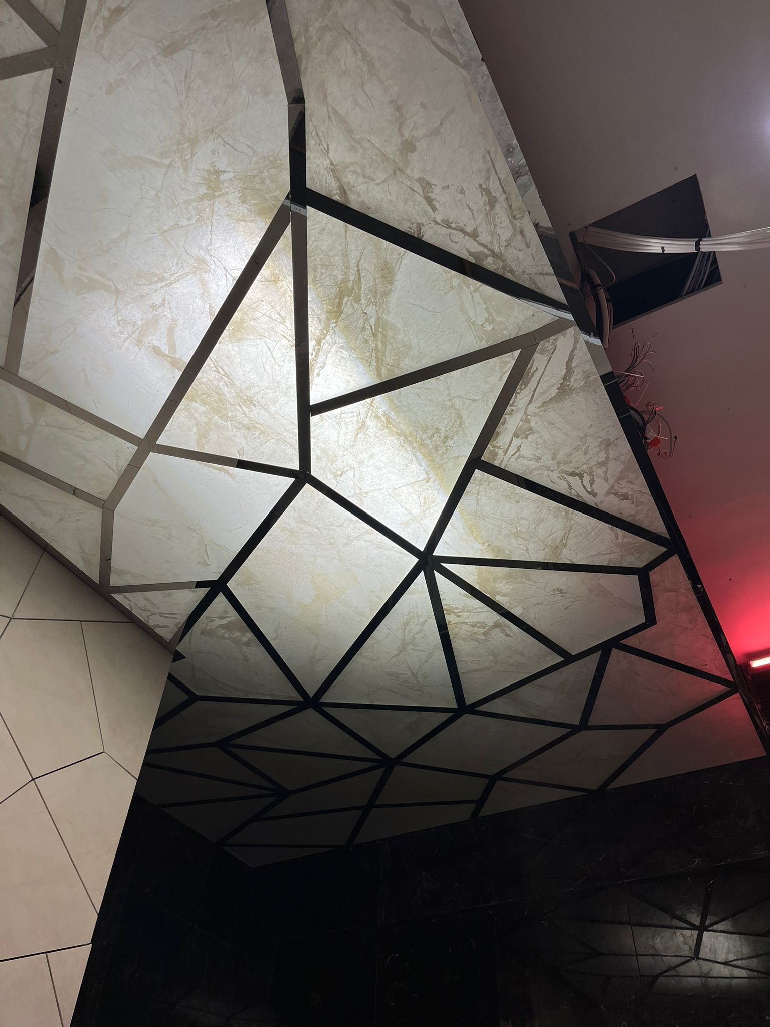 RAFFLES OTEL GİRİŞ Geometrik Dekoratif Tavan ve Duvar Sistemleri