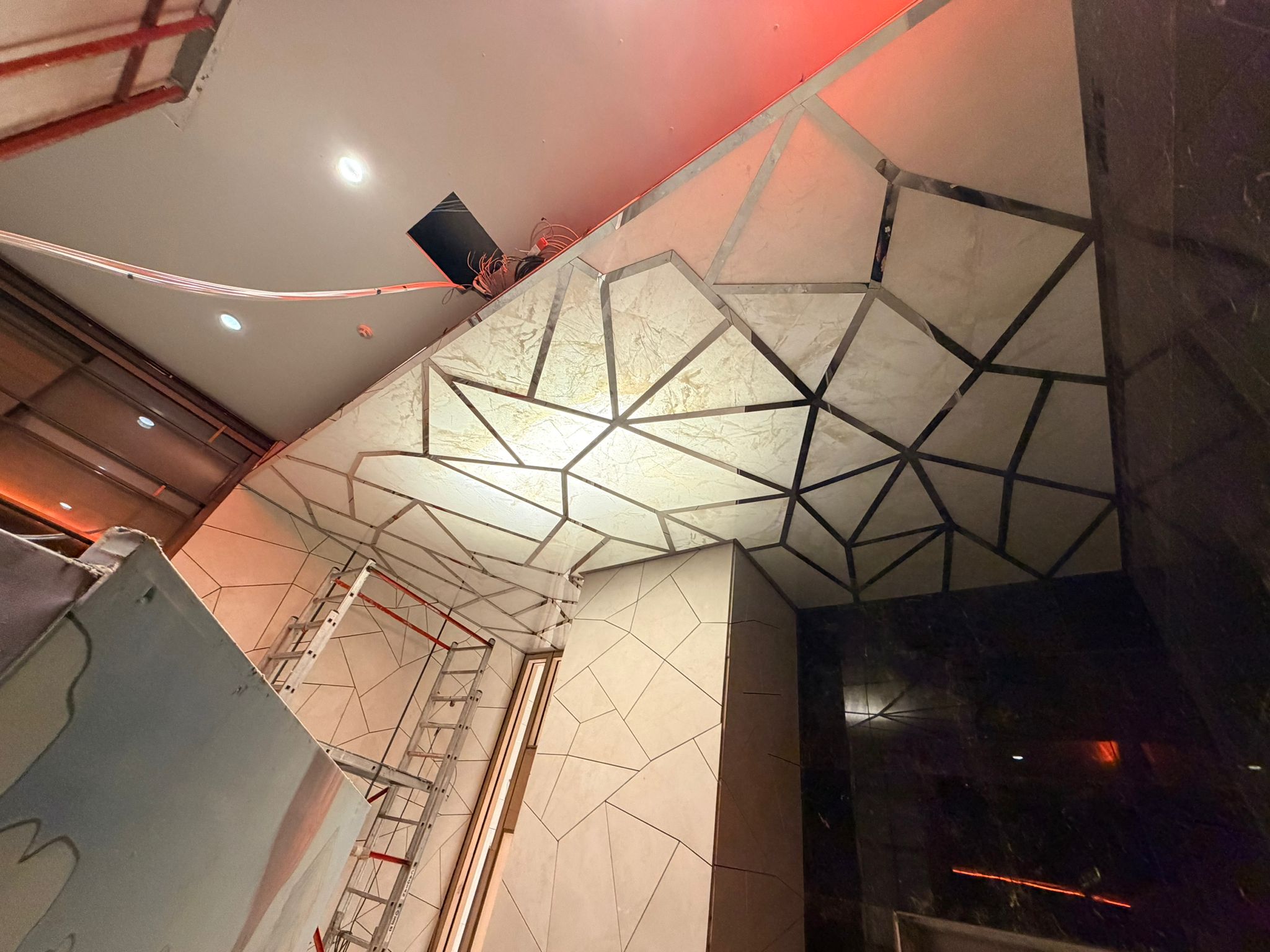 RAFFLES OTEL GİRİŞ Geometrik Dekoratif Tavan ve Duvar Sistemleri