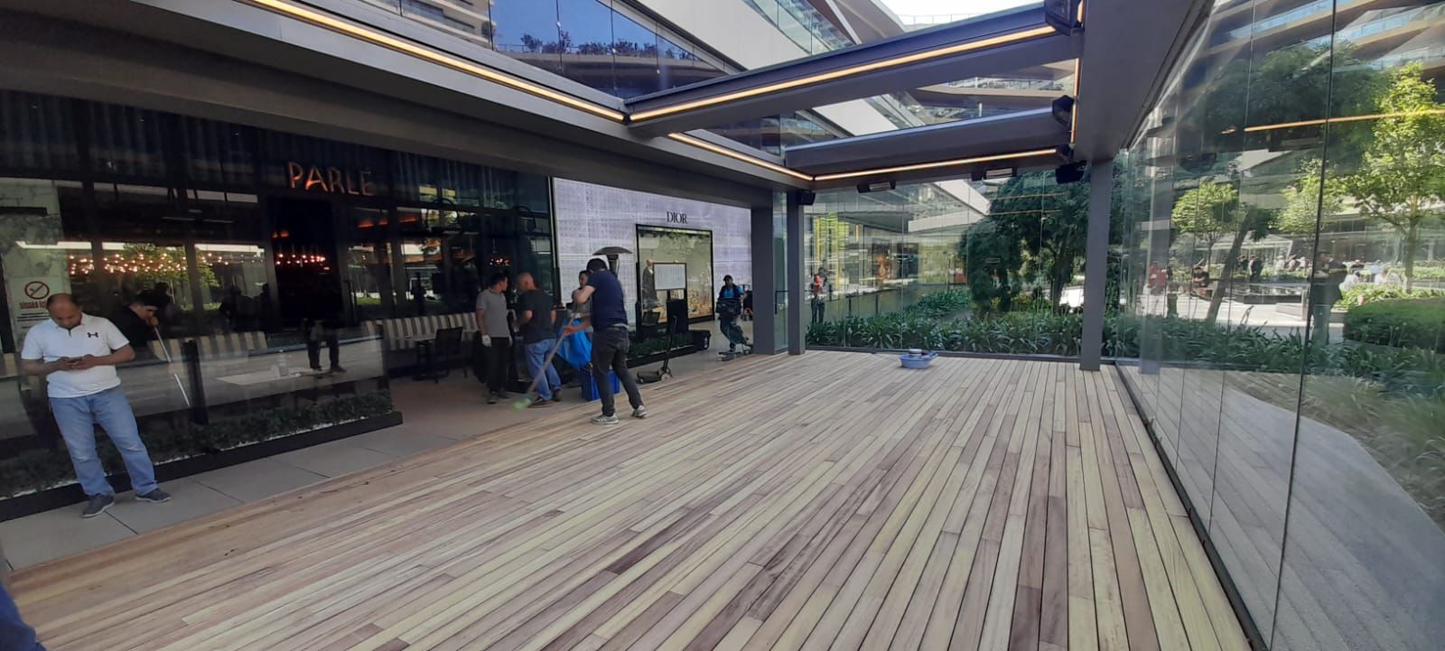Sarıyer İstinye Ticari Dış Mekan Deck ve Cam Uygulaması