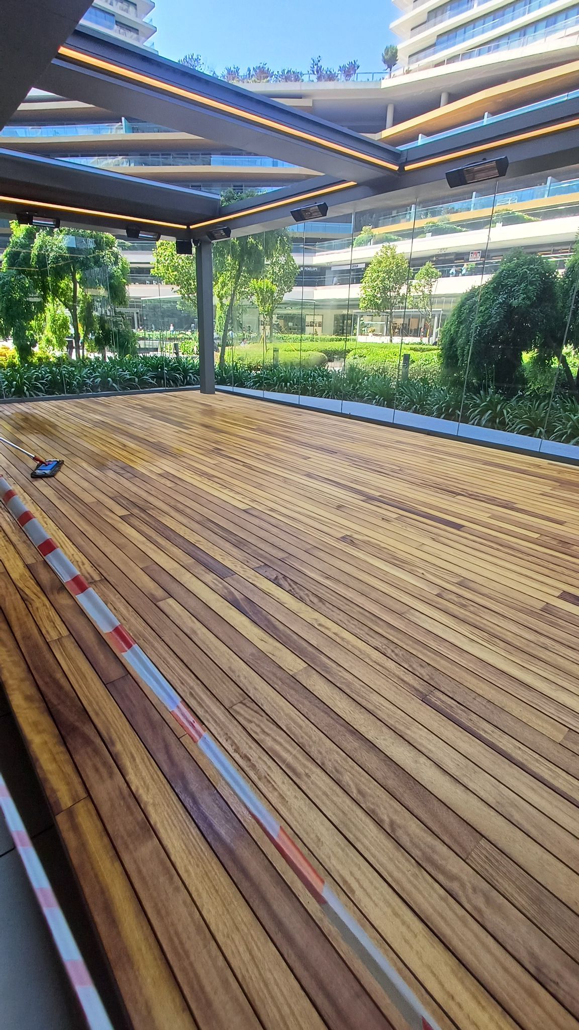 Sarıyer İstinye Ticari Dış Mekan Deck ve Cam Uygulaması