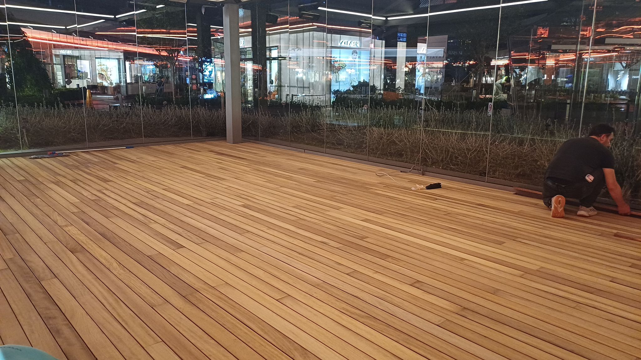 Sarıyer İstinye Ticari Dış Mekan Deck ve Cam Uygulaması