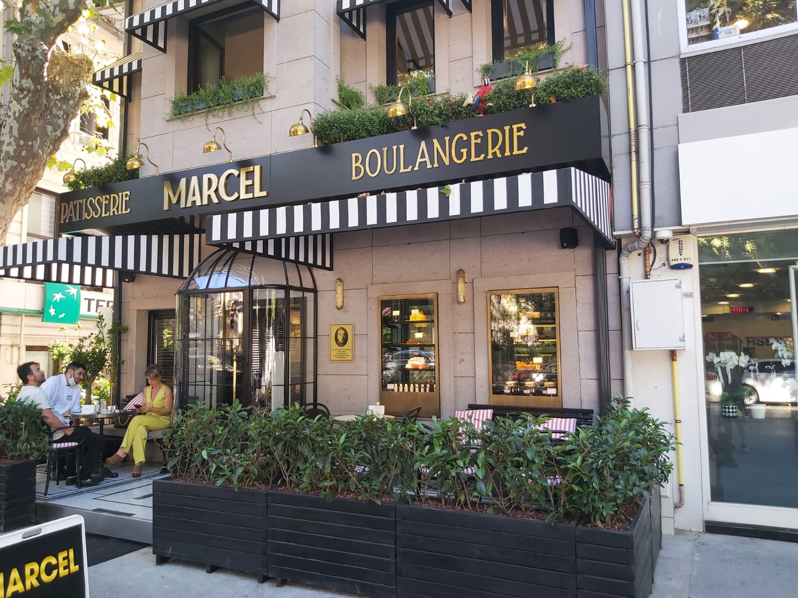 Patisserie Özel Tasarım Cam Giriş Vestibülü Uygulaması