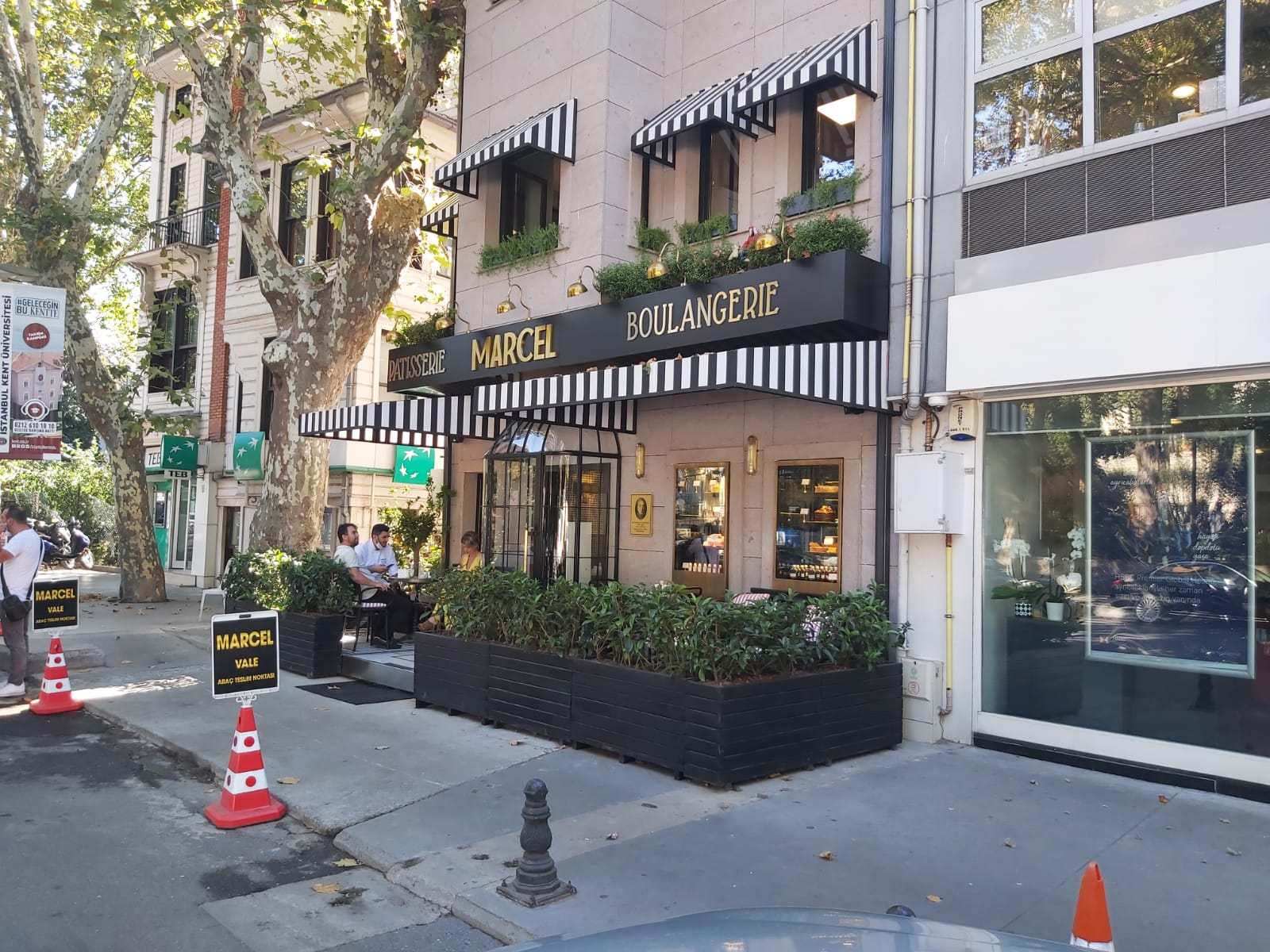 Patisserie Özel Tasarım Cam Giriş Vestibülü Uygulaması